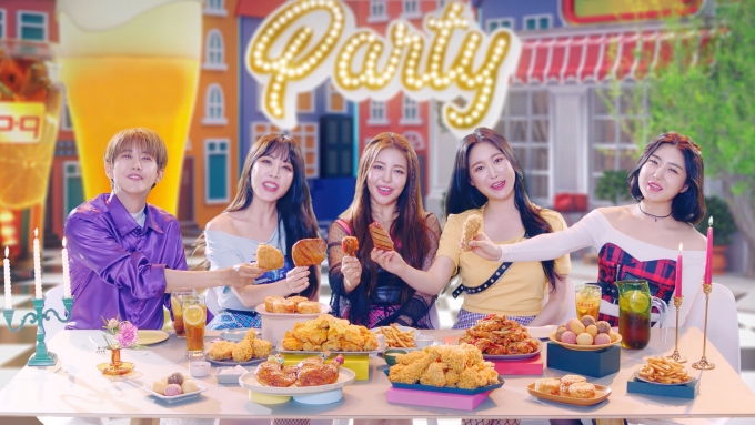 치킨 프랜차이즈인 제너시스 비비큐가 브랜드 모델 브레이브걸스와 황광희가 함께한 광고 영상을 공개했다. (BBQ 제공)
