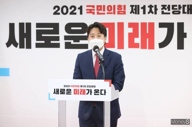 이준석 국민의힘 신임 당대표가 11일 오전 서울 여의도 당사에서 열린 제1차 전당대회에서 수락연설을 하고 있다.  / 사진=장동규 기자