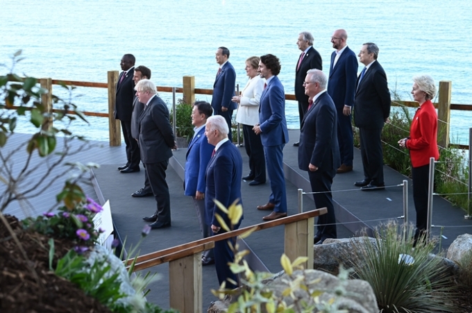 G7 정상회의 참석차 영국을 방문한 문재인 대통령(앞줄 왼쪽 두 번째)이 12일(현지시각) 영국 콘월 카비스베이 양자회담장 앞에서 기념사진을 촬영하고 있다./사진=뉴스1(G7 정상회의 제공) 