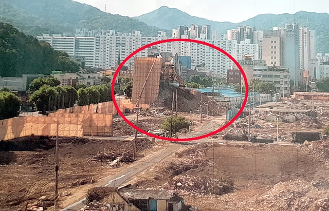 지난 9일 광주광역시 재개발 철거 도중 발생한 건물 붕괴사고 현장. 실제 철거에는 허가를 받은 한솔이 직접 참여하지 않은 것으로 드러났다. /사진=뉴시스(독자 제공)