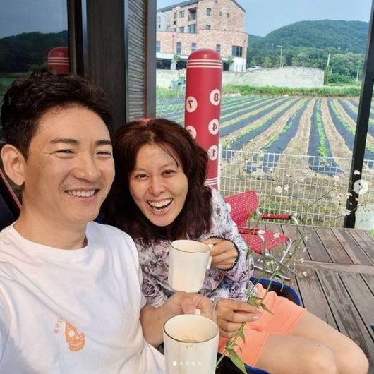 배우 홍지민과 남편의 모습 /사진=홍지민 SNS
