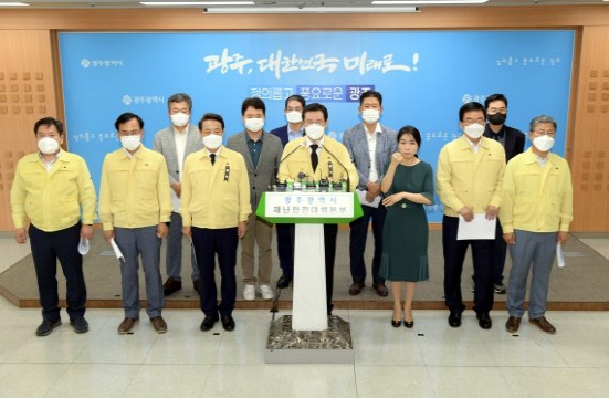 이용섭 광주광역시장이 13일 오후 시청 브리핑실에서 안전사고예방 특별대책 추진계획 회의결과를 발표하고 있다./사진=광주광역시