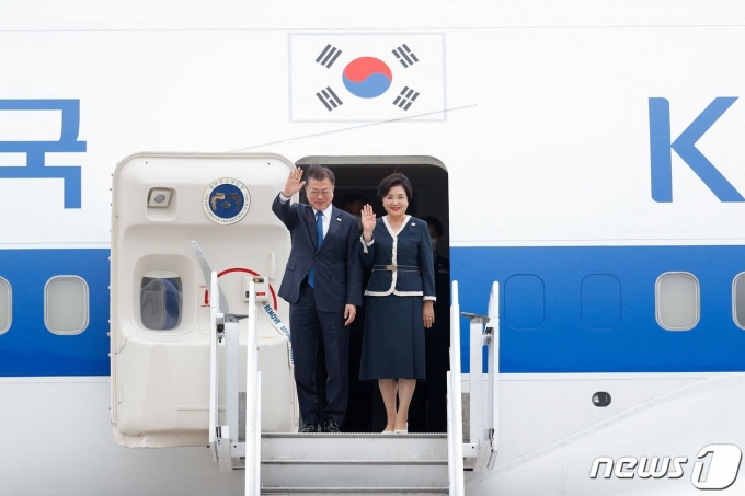 문재인 대통령과 부인 김정숙 여사. 2021.6.12/뉴스1 © AFP=뉴스1