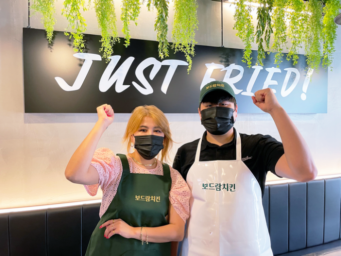 보드람치킨 ‘동해시청점’ 점주 김수민씨와 모친 (보드람치킨 제공)