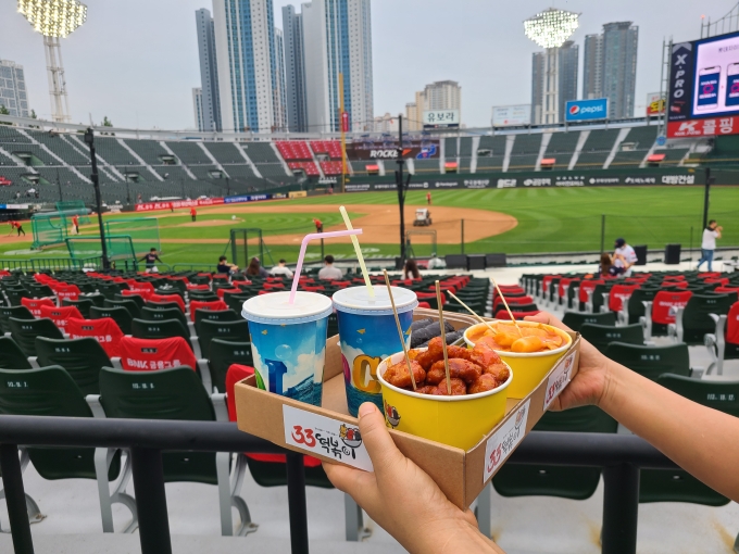 부산 사직구장에서 만나는 33떡볶이, 관중입장 50%까지 늘어나