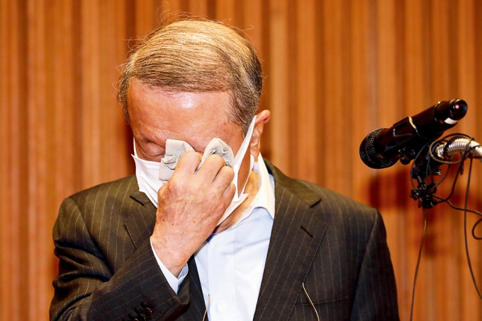 홍원식 남양유업 회장이 5월 4일 오전 서울 강남구 남양유업 본사에서 불가리스 사태와 관련 대국민 사과 기자회견 중 눈물을 훔치고 있다 /사진=뉴스1