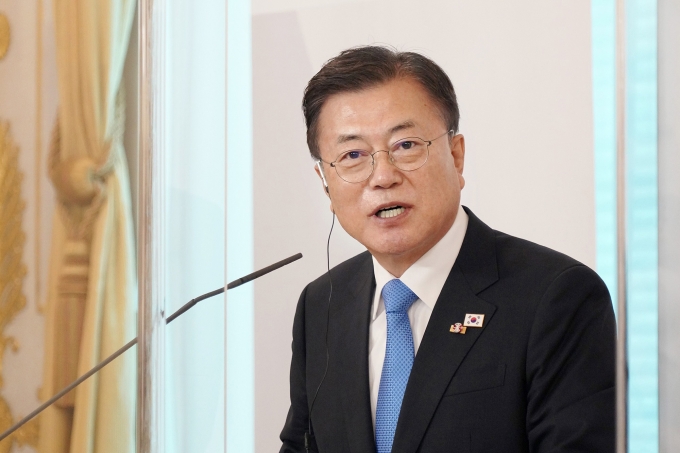오스트리아를 국빈 방문중인 문재인 대통령이 지난 14일(현지시각) 오스트리안 비엔나 총리실에서 세바스티안 쿠르츠 총리와 확대회담을 마치고 공동기자회견을 하고 있다. /사진=청와대 페이스북