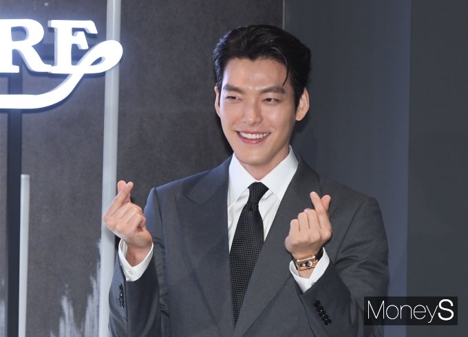 [머니S포토] 김우빈 '연인 신민아에게 보내는 하트'