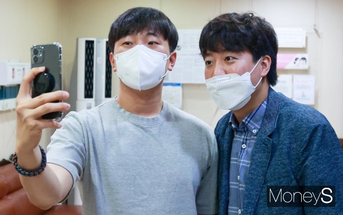 [머니S포토] 백신 접종 후 시민과 셀카 찍는 국민의힘 이준석
