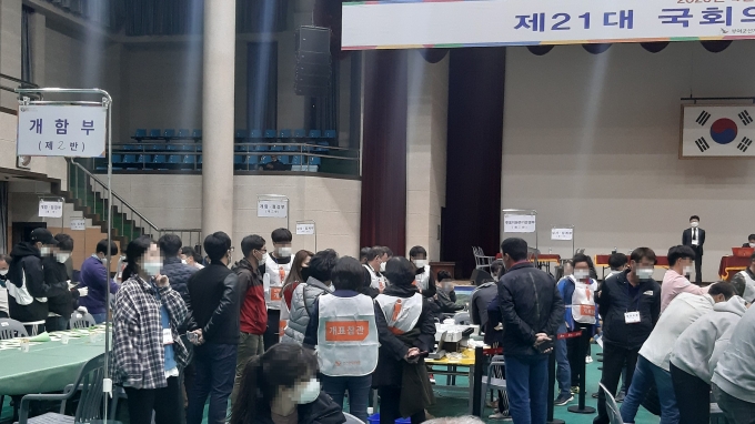 4.15 총선 당일 부여 개표소에서 문제가 발생하자 사람들이 몰려들었다. /사진=독자제공