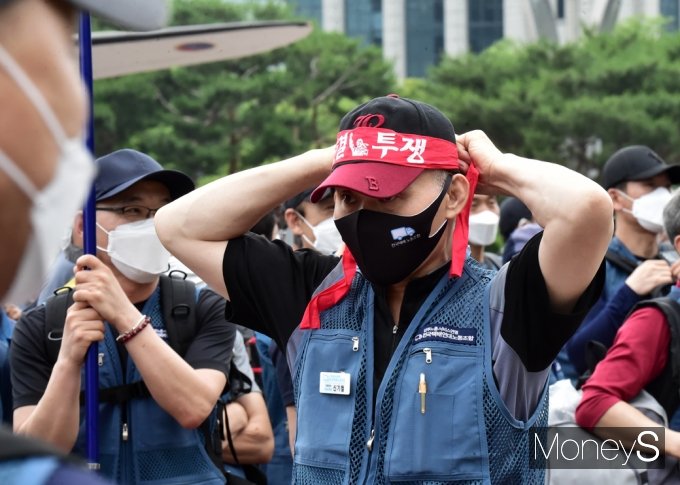 [머니S포토] 단결투쟁 택배노조, 머리끈 조여 메고
