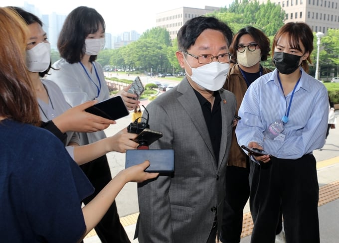박범계 법무부장관이 이번주에 김오수 검찰총장을 만날 것이라고 15일 밝혔다. 사진은 전날 경기도 과천시 정부과천청사 내 법무부로 출근하는 박 장관. /사진=뉴스1