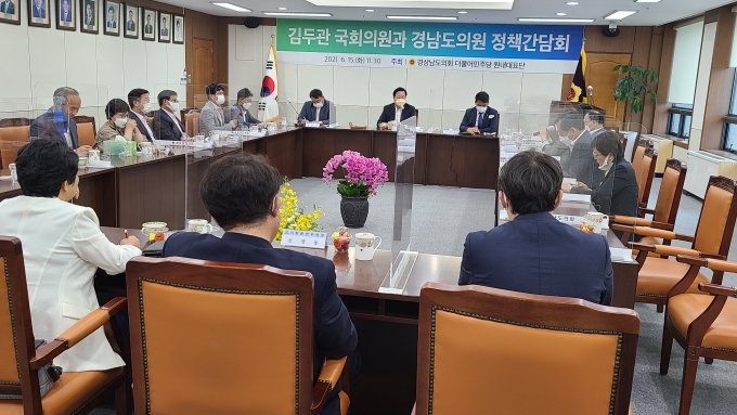 김두관 의원이 15일 경남도의회에서 20여명의 도의원들과 도시락 간담회를 가지고 있다./사진=김두관 의원실 제공.