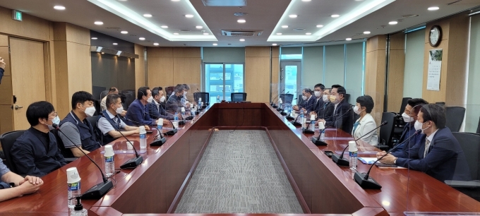 김두관 의원이 15일 한국노총경남본부 지도부와 간담회를 가지고 있다./사진=김두관 의원실 제공.