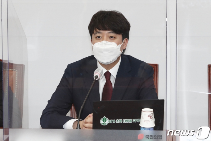 이준석 국민의힘 대표가 14일 오후 서울 여의도 국회에서 취임 후 처음 주재하는 최고위원회의에서 모두발언을 하고 있다. 2021.6.14/뉴스1 © News1 구윤성 기자