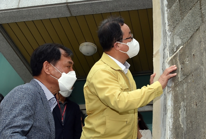 김석준 교육감이 지난 15일 계성여고 건물 균열 상황을 점검하고 있다./사진=부산교육청