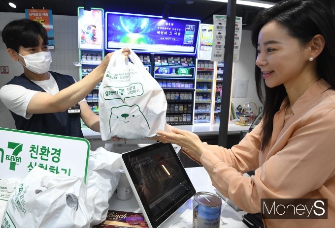 [머니S포토] 세븐일레븐, 100% 생분해성 '친환경 봉투'로 전면 교체