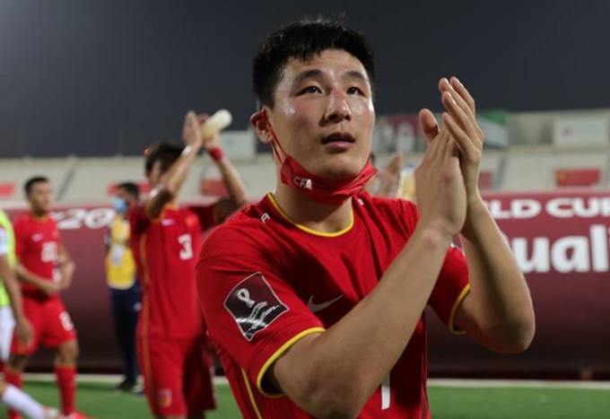 중국 대표팀 우레이가 지난 16일(한국시각) 2022 카타르월드컵 A조 최종전에서 시리아에 3-1로 승리한 후 월드컵 최종예선 진출을 자축하고 있다. /사진=로이터
