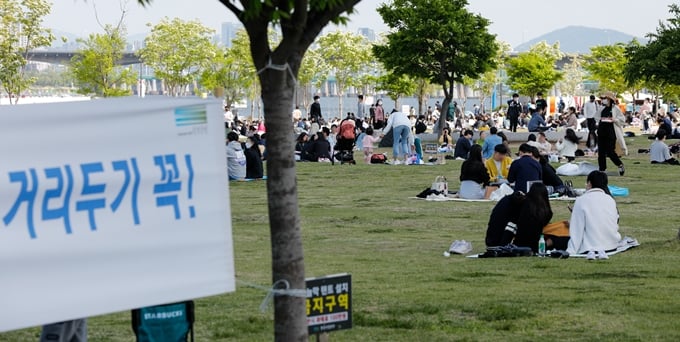 정부가 다음달 사회적 거리두기 개편안 발표를 앞두고 온라인에 퍼진 개편안 중 '단계적 실행방안'(3주 이행기간)에 대한 내용이 추후 적용 될 수 있음을 시사했다. 사진은 지난달 2일 서울 여의도 한강공원을 찾은 시민들 모습. /사진=뉴스1