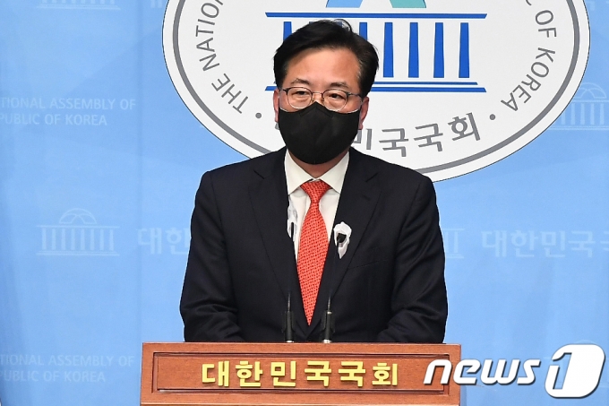 송언석 국민의힘 의원이 지난 14일 서울 여의도 국회 소통관에서 탈당 기자회견을 하고 있다.  © News1 신웅수 기자