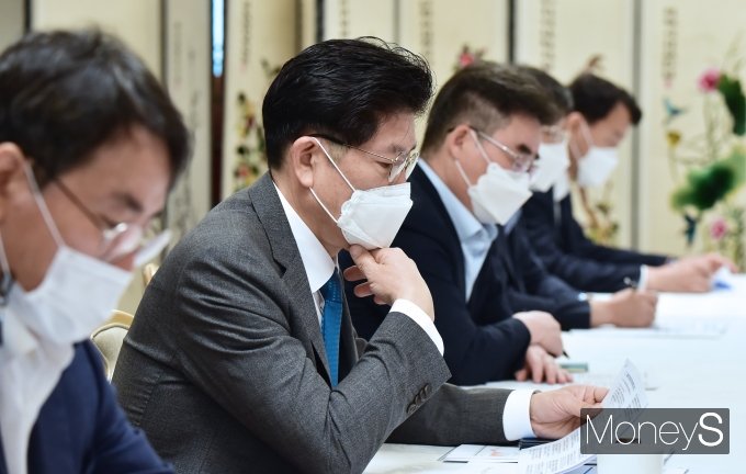 [머니S포토] 제24차 부동산 관계장관의, 자료 살피는 노형욱 국토 장관
