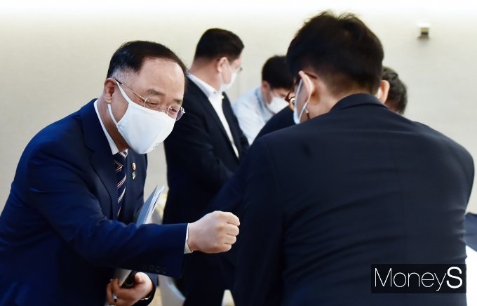 [머니S포토] 24차 부동산관계장관회의, 인사 나누는 '홍남기'