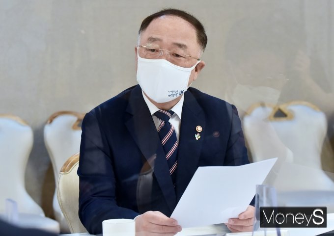 홍남기 경제부총리가 17일 서울 종로구 세종대로 정부서울청사에서 열린 제24차 부동산시장 점검 관계장관회의에 참석, 모두발언하고 있다. /사진=임한별 기자