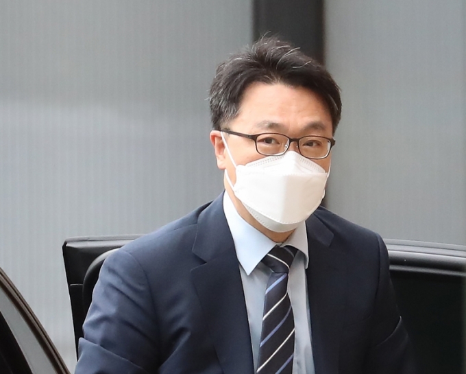 김진욱 공수처장의 취임 첫 기자간담회가 17일 오후 열린다. 사진은 지난 3일 공수처로 출근하는 김 처장의 모습. /사진=뉴스1