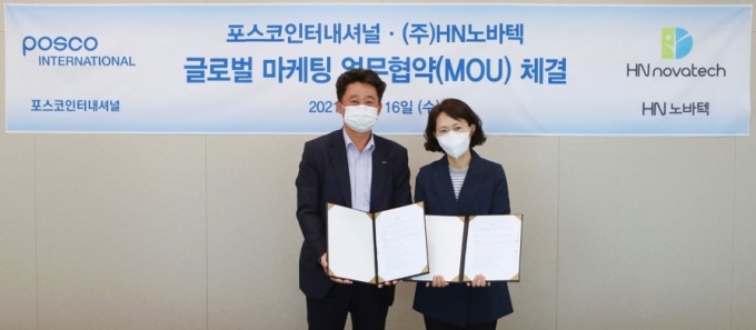 이원재 포스코인터내셔널 신사업추진반장(왼쪽)은 지난 16일 김양희 HN노바텍 대표이사(오른쪽)를 만나 글로벌 마케팅 협업 업무협약을 체결했다. /사진=포스코인터내셔널
