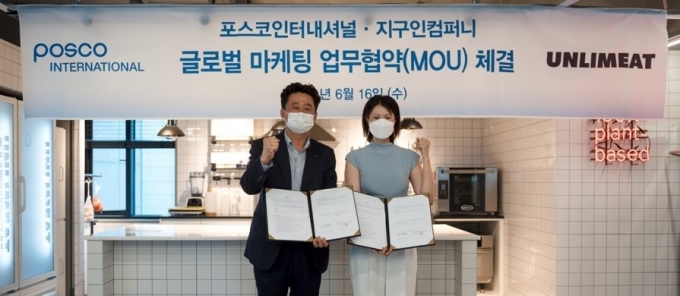 이원재 포스코인터내셔널 신사업추진반장(왼쪽)은 지난 16일 민금채 지구인컴퍼니 대표이사(오른쪽)를 만나 글로벌 마케팅 협업 업무협약을 체결했다. /사진=포스코인터내셔널