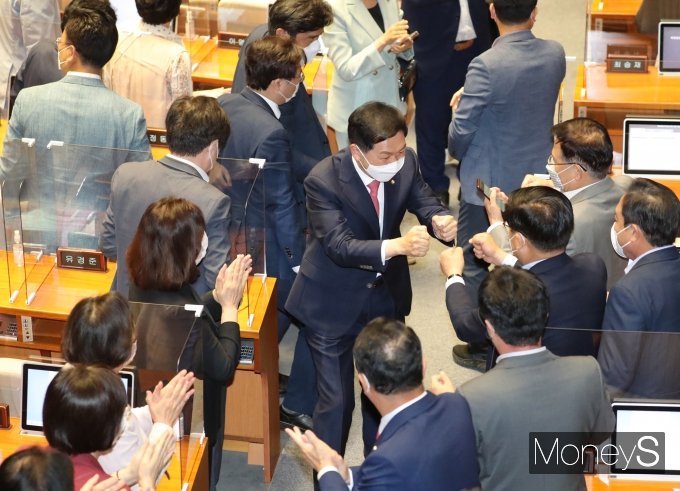 [머니S포토] 동료의원들 박수 받는 김기현