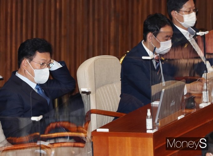 [머니S포토] 김기현 원내대표 대표연설 듣는 송영길 대표