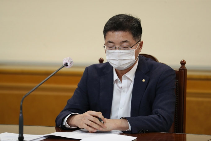 이승헌 한은 부총재는 17일 서울 중구 삼성본관빌딩에서 열린 '통화금융대책반' 회의에서 미 FOMC 회의결과에 따른 국제금융시장 동향과 국내 금융시장에 미칠 영향을 점검하고 "필요 시 시장안정화 조치를 실시해나갈 계획"이라고 말했다. 사진은 이승헌 부총재가 지난해 9월 서울 중구 은행회관에서 열린 거시경제 금융회의에 참석한 모습./사진=뉴스1