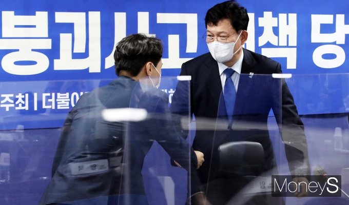 [머니S포토] '광주 건축물 붕괴사고 대책' 당정, 인사 나누는 송영길