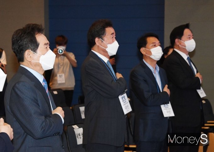 [머니S포토] 국민의례하는 정세균·이낙연