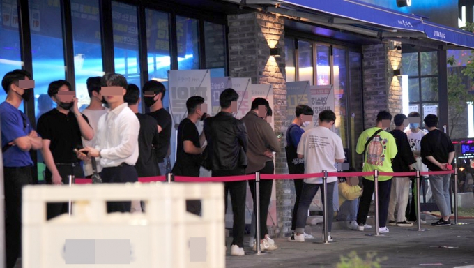 광주시가 오는 18일부터 전국 최초로 8명까지 사적 모임을 허용하기로 했다. 사진은 지난해 광주 서구 상무지구의 한 술집 앞에 시민들이 줄을 선 모습. /사진=뉴시스 DB