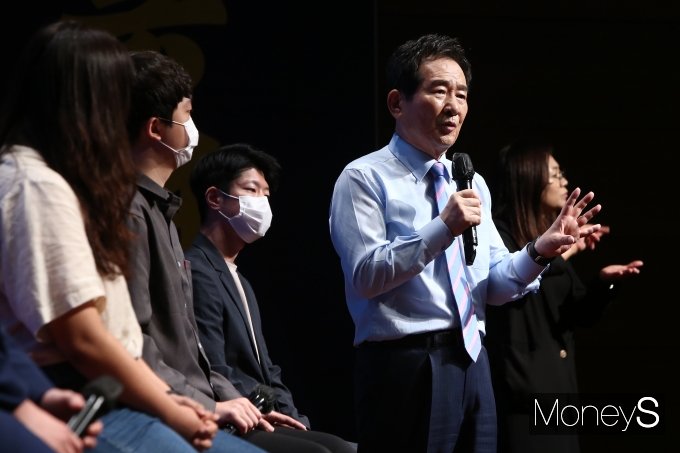 [머니S포토] 청년들과 대화하는 정세균 전 총리