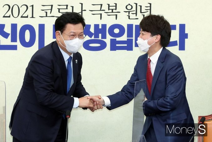 [머니S포토] 송영길 대표 만난 이준석 신임 대표