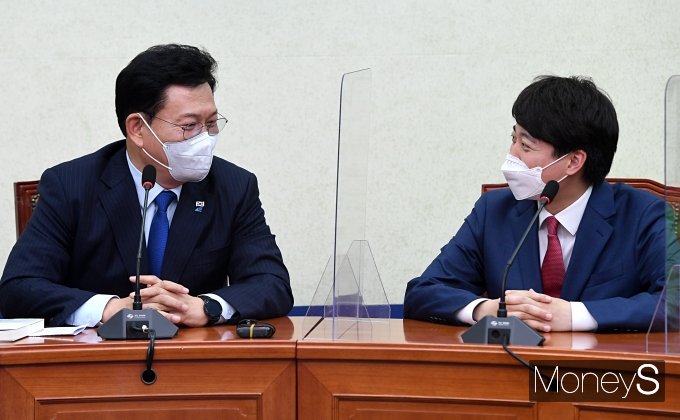 [머니S포토] 송영길·이준석 첫 공식 회동