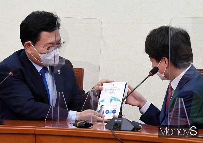 [머니S포토] 송영길 대표 저서 선물받은 이준석