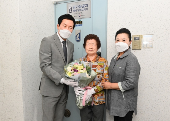 왼쪽부터 홍순헌 해운대구청장, 김복순 어르신, 정정희 전몰군경 미망인회 해운대구지회장/사진=해운대구