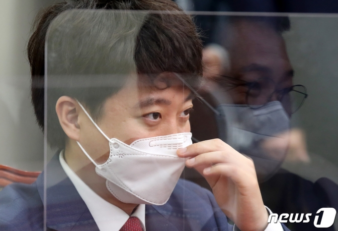 이준석 국민의힘 대표가 17일 서울 여의도 국회에서 송영길 더불어민주당 대표를 예방해 환담하고 있다. 2021.6.17/뉴스1 © News1 구윤성 기자