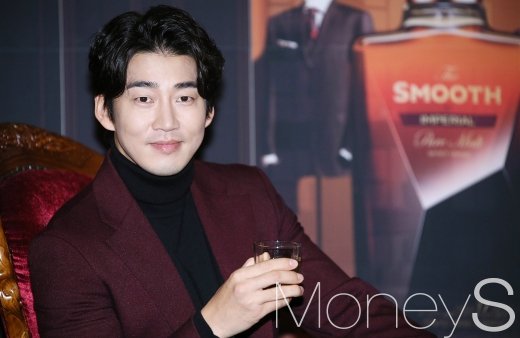 윤계상의 열애 소식이 전해진 가운데 최근 인터뷰 발언이 주목받고 있다./사진=임한별 기자