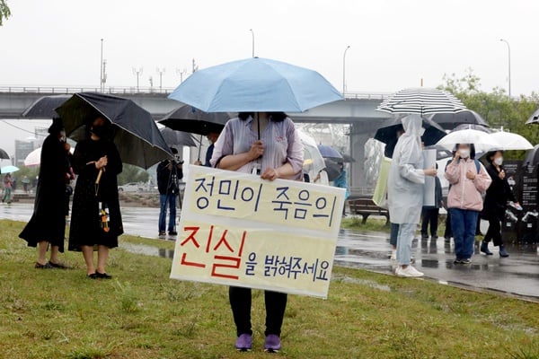 고 손정민씨의 아버지 손현씨가 경찰이 추진하는 것으로 알려진 변사심의위 소집에 대해 우려를 표했다. 사진은 지난달 16일 오후 서울 서초구 반포한강공원 수상택시 승강장 인근에서 열린 '고 손정민 군을 위한 평화집회'에서 참가자들이 진상규명을 촉구하는 모습. /사진=뉴시스