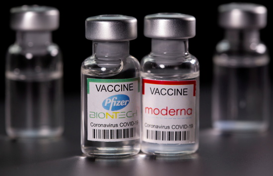 미국에서 화이자·모더나(mRNA) 코로나19 백신을 접종해도 남성의 정자 수나 여성의 질에 영향이 없다는 연구 결과가 나왔다. 사진은 화이자·모더나 백신 모습. /사진=로이터