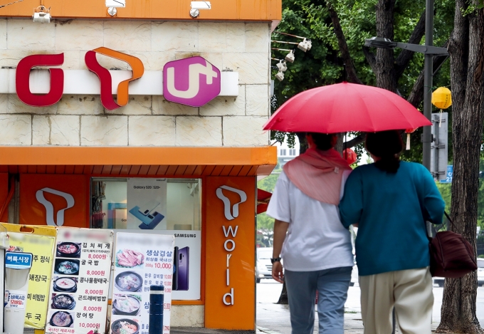 방통위의 단통법 개정안이 발표된 지난달 27일 서울 시내의 한 휴대전화 판매 대리점. /사진=뉴스1
