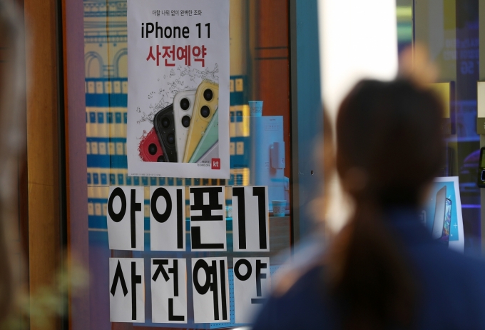 코로나19로 비대면 수요가 급증하며 유통 시장의 중심축이 오프라인에서 온라인으로 옮겨가고 있다. /사진=뉴스1