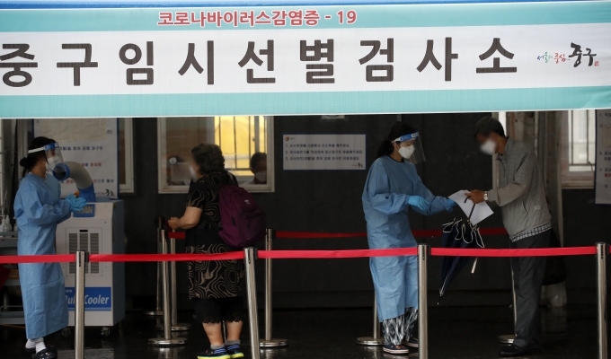 코로나19 일일 신규 확진자가 19일 0시 기준 482명으로 조사됐다. 사진은 지난 18일 서울 중구 서울역광장 코로나19 임시 선별검사소를 찾은 시민들이 검사를 위해 안내 받는 모습. /사진=뉴스1
