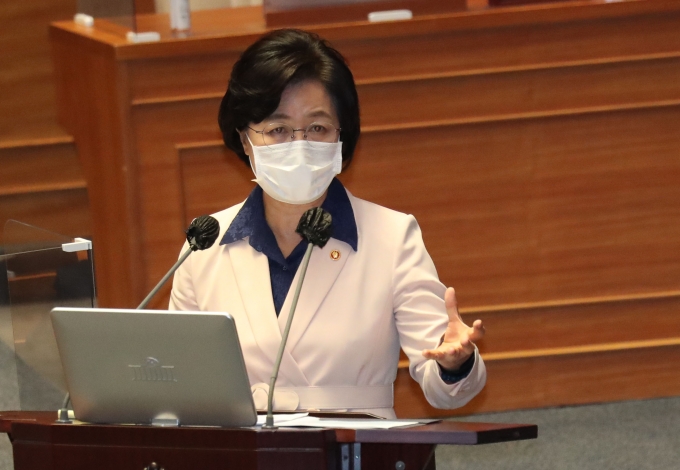 추미애 전 법무부 장관이 아들 서모씨의 군 휴가 특혜 의혹에 대한 검찰 수사 및 고소·고발 사건 대부분에서 무혐의 판단을 받을 것으로 관측된다. 사진은 추 장관이 지난해 9월14일 서울 여의도 국회 본회의장에서 열린 정치분야 대정부 질문에 참석해 답변하는 모습. /사진=뉴스1