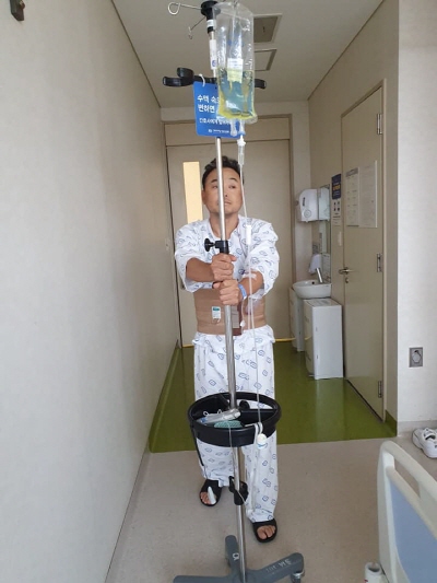 희귀질환을 앓고 있는 ‘국민 마라토너’ 이봉주 전 선수가 무사히 수술을 마쳤다. 사진은 박상돈 충남 천안시장이 공개한 이 전 선수의 사진. /사진=뉴시스(박상돈 천안시장 페이스북)